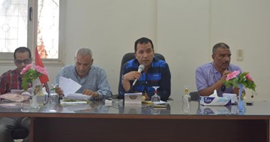 بالصور.. محافظ الأقصر يعقد "يوم المواطن" و70طبيبا لحل أزمة نقص الأطباء