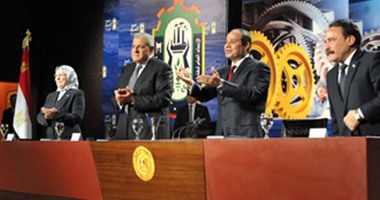 الرئيس السيسى يكرم القيادات العمالية فى الاحتفال بعيدهم