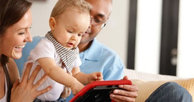 نصف الصغار أقل من عام يعبثون بالموبايلات.. وتحذيرات من ضررها على المخ