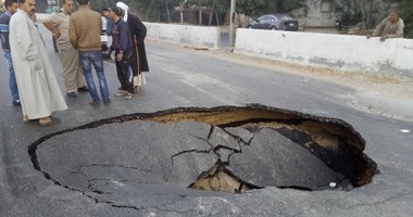  هبوط أرضى مفاجئ بشارع بطل السلام فى الفيوم