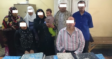 نيابة سوهاج تحبس المتهمين ببيع طفل رضيع فى دار أيتام مقابل 17 ألف جنيه.. وتخلى سبيل طبيب متهم فى القضية بكفالة 10 آلاف جنيه.. وتقرر إعادة الطفل للدار.. وتوجه للمتهمين تهم بيع طفل وتقاضى رشوة والتزوير