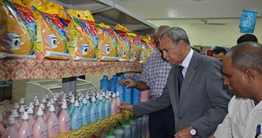 محافظ قنا يفتتح معرض مستلزمات المدارس