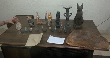 ضبط مدرس بحوزته 22 قطعة أثرية داخل كرتونة فى سوهاج