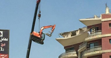 مشهد مثير.. ونش يحمل "لودر" لإزالة طابق مخالف فى المعادى