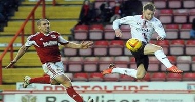 لاعب بريستول الإنجليزى يحتفل بهدفه على طريقة "الدودة"