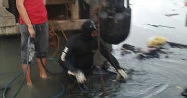 بالصور.. الاستعانة "بغطاس" لإصلاح انسداد فى خط طرد الصرف الصحى بالعجمى