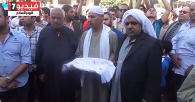 بالفيديو..جلسة صلح بين عائلتين بشبرا الخيمة بعد قتل خطأ..ووالد يفدى ابنه بـ"كفن وخروف"