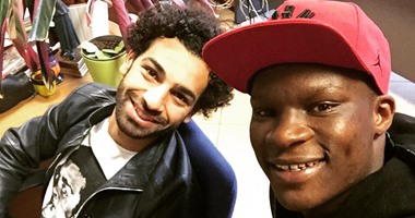مهاجم فيورنتينا يلتقط "سيلفى" مع محمد صلاح