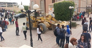 "جرار" بحرم الجامعة البريطانية يثير غضب الطلاب