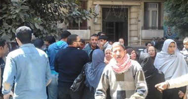 تظاهر عمال مساجد الإسكندرية المفصولين أمام مجلس الوزراء