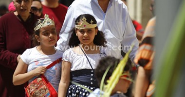 بالصور.. المسلمون يشاركون الأقباط احتفالاتهم ..  البابا تواضروس من دير الأنبا بيشوى: "أحد السعف" فرحة بدخول المسيح إلى قلوبنا.. وإجراءات أمنية مشددة وبوابات إلكترونية حول الكنائس