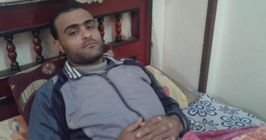 بالصور.. مأساة عريس أصيب بالشلل بعد سقوط سقف غرفته عليه.. أحمد: حياتى تدمرت ومراتى "سابتنى".. ووالدته: بعنا ورشة النجارة ونبيع منزلنا لاستكمال العلاج.. والأب يناشد وزير الدفاع لعلاجه بمستشفى العجوزة