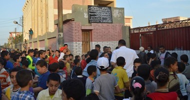 "واتساب اليوم السابع".. أهالى يحاصرون مدرسة بالمنوفية.. ووصول تشكيل أمنى
