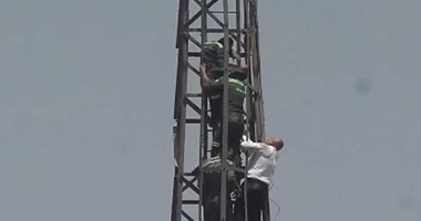 بالفيديو.. موظف يحاول الانتحار من أعلى مبنى هيئة الإسعاف لعدم حصوله على مكافأة