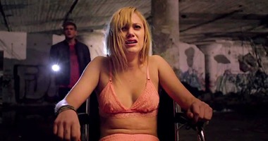 النقاد يشيدون بفيلم "It Follows" ومخرجه ديفيد روبيرت ميتشيل