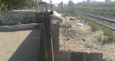 فى المنيا.. من لم يمت فى المعديات غرقا مات تحت عجلات القطارات.. 42مزلقانا بمراكز المحافظة تهدد حياة المواطنين.. المحافظة تتحدث عن "كبارى علوية" رغم فشل إصلاح السلاسل..ومواطنون:تطوير المزلقانات "فنكوش"