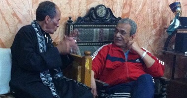 بالصور.. كواليس زيارة محافظ المنيا للفنان حسن الشرق بـ"الترينج والكوتش"