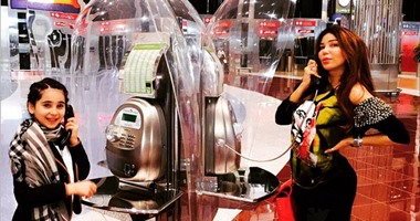 مى حريرى تلفت الأنظار بصورها مع ابنتها فى دبى على "إنستجرام"
