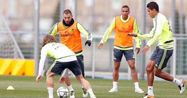 بالصور.. ريال مدريد يستعيد بنزيما وفاران قبل مواجهة فولفسبورج