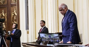 على عبد العال يرفع جلسة البرلمان بسبب كلام النواب وتبادلهم "السلام" بالقاعة