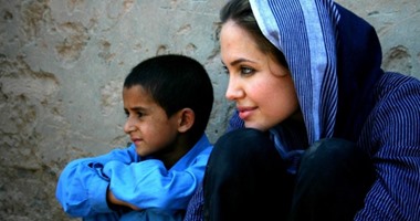 الوشم وإنقاص الوزن.. أسلحة "أنجلينا جولى" للتضامن مع القضايا الإنسانية