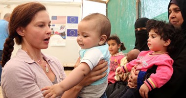 بالصور.. آشلى جود تزور السوريين بمخيم الزعترى فى الأردن