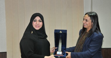 المجلس القومى للمرأة يكرم مصممة أزياء إماراتية لدعمها تنشيط السياحة بمصر