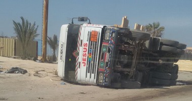 رأس غارب: إزالة أسمنت من طريق الزعفرانة بعد انقلاب "ترلة" محملة بـ100 طن