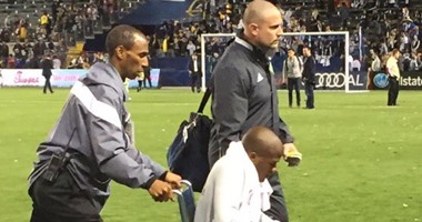 بالفيديو.. دى يونج يُخرج لاعب على كرسى متحرك ويفلت من العقوبة