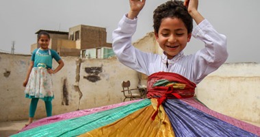 حكاية "محمد" أصغر راقص تنورة.. عنده 5 سنين ووالده يعلمه "فوق السطوح"