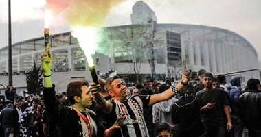 بالفيديو.. جماهير بيشكتاش تحتفل بالملعب الجديد باشتباكات مع الشرطة