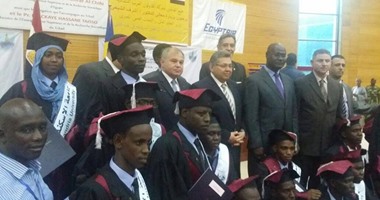 بالصور.. وزير التعليم ورئيس جامعة الإسكندرية يشهدان تخريج طلاب فرع الجامعة بـ"انجامينا"