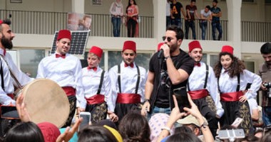 بالصور.. سعد رمضان يحتفل مع أبناء جامعة رفيق الحريرى بنجاح "مين قدك"
