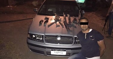 بالصور.. ضبط عامل بحوزته أسلحة آلية داخل سيارة بالدقهلية