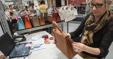 بالصور.. كواليس تصنيع حقائب يد الماركة العالمية "هيرميس"