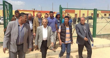بالصور.. محافظ شمال سيناء يتفقد عملية ترميم منازل الخربة