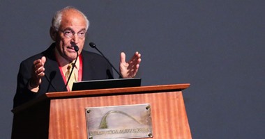 الجامعة البريطانية بالقاهرة تمنح الدكتوراه الفخرية لفاروق الباز