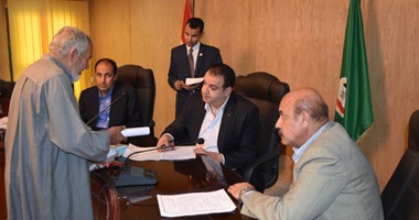 محافظ الفيوم يوفر مساعدات مالية وفرص عمل لعدد من مواطنى المحافظة