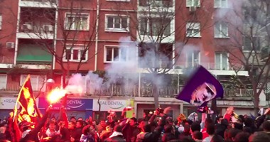 بالفيديو.. الجماهير تنتظر نجوم ريال مدريد خارج البرنابيو بالشماريخ