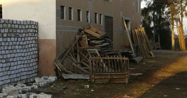 صحافة المواطن..بالصور..قارئ ينتقد إحتلال مواطن لحرم مسجد فى الدقهلية بمخلفات ورشة أخشاب