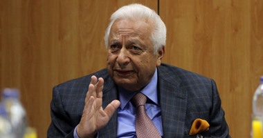 دكتور أحمد عكاشة يرد على قراء اليوم السابع: أثق فى قدرة السيسي على تحقيق أحلام الشعب.. مريض هوس العظمة يحتاج مساندة وعلاقة طيبة بالطبيب.. وبعض المرضى يجب علاجهم رغما عنهم.. وهناك علاجات للوسواس القهرى