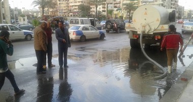 بالصور.. رؤساء أحياء بور سعيد يتابعون رفع مياه الأمطار من الشوارع