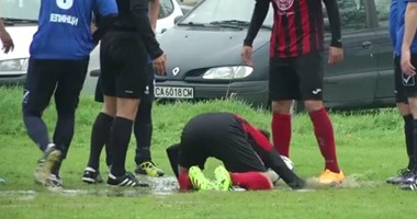 بالفيديو.. "بركة" مياه تتسبب فى موقف طريف بمباراة للهواة