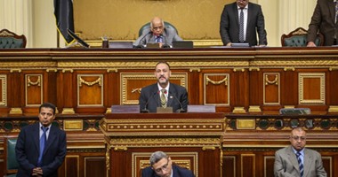 بالصور.. "النواب" يرفضون خروج أحد الأعضاء.. وعلى عبد العال: لم أر مجلسا بهذا السلوك