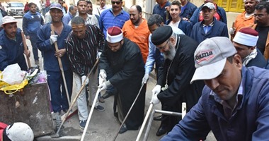بالصور.. حملة نظافة بشوارع دمنهور بمشاركة رجال الدين الإسلامى والمسيحى