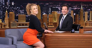 بالصور.. إيمى شومر تقدم نفسها للجمهور بشكل ساخر فى "The Tonight Show"