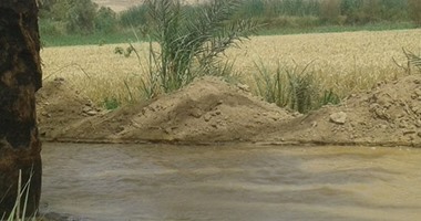 بالصور.. انهيار مشروع الصرف الصحى بالعطوانى بإدفو أقدم شبكة صرف تدخل قرى أسوان.. مولته الدنمارك منذ 20 عاما بـ2مليون جنيه وأهملته الحكومة.. الأهالى: لم تطرأ على مكونات المشروع أى عمليات تأهيل أو تطوير