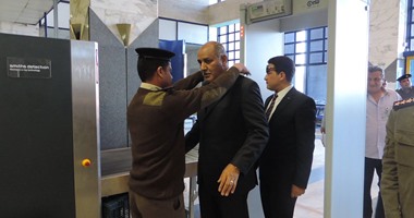 بالصور.. مدير أمن أسوان يخضع لإجراءات التفتيش بالمطار الدولى