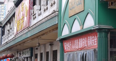 بالصور.. مسجد شارع البقرة بالصين شاهد على 700 عام من الوجود الإسلامى فى بكين.. وقبلة المسلمين.. إقبال كبير من المواطنين لشراء اللحوم الحلال من الشارع.. ومكتبة لبيع الكتب الإسلامية ومستلزمات المصلين