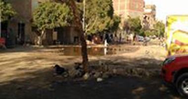 بالصور.. مياه الصرف الصحى تغمر الشوارع الرئيسية بعرب الحصن فى المطرية